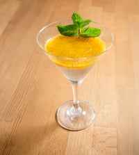 Verre en cristal à la présentation créative qui imite un trompe-l'œil de riz au lait. Orné d'une couche supérieure de