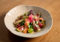 Salade fraîche aux figues présentée dans un bol en céramique, associant des morceaux de figues fraîches, de l'avocat, de la