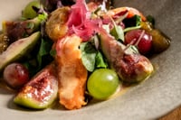 Salade fraîche aux figues caramélisées, à l’avocat en rondelles, à la roquette et aux morceaux de fromage de chèvre
