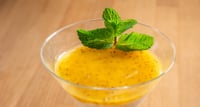 Verre en cristal présentant une illusion d'optique représentant un riz au lait servi au restaurant MATRICE, agrémenté de