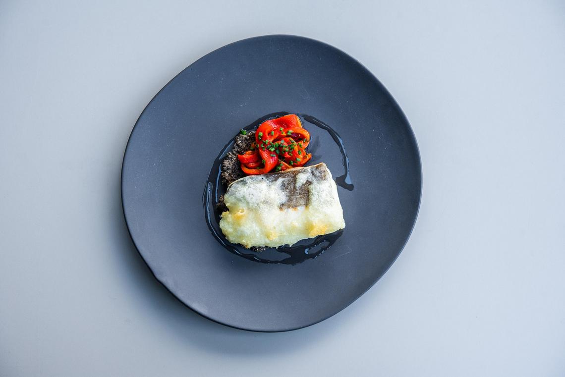 Bacalao Orly-Bacalao orly con pimientos de piquillo flambeados al grand manier y tapenade de aceituna negra 2