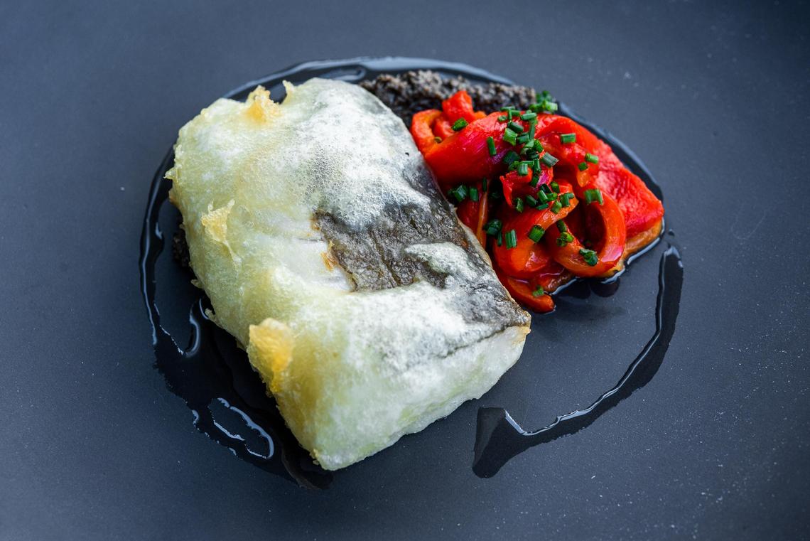 Bacalao Orly-Bacalao orly con pimientos de piquillo flambeados al grand manier y tapenade de aceituna negra 5