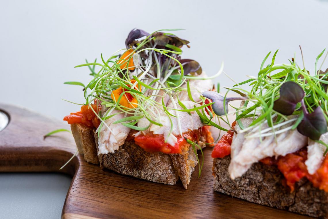 Tosta de ventresca de bonito sobre tomate y pimiento-Tosta de ventresca de bonito sobre tomate y pimiento 14