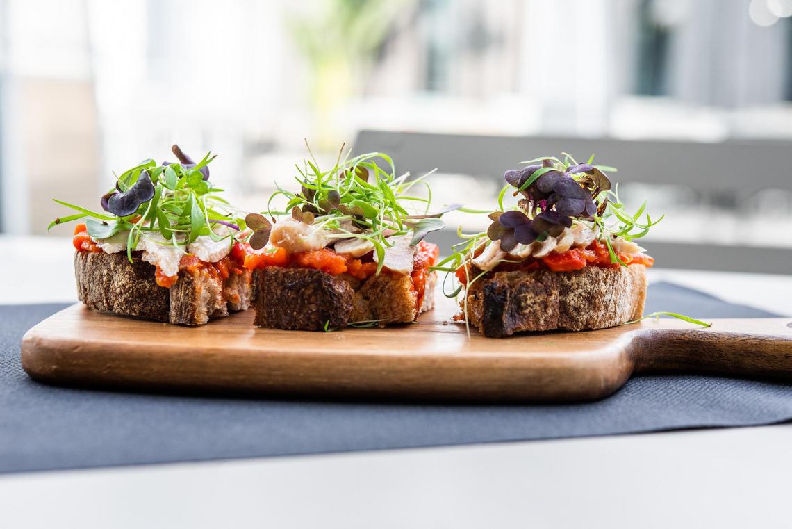 Tosta de ventresca de bonito sobre tomate y pimiento-Tosta de ventresca de bonito sobre tomate y pimiento 17 0