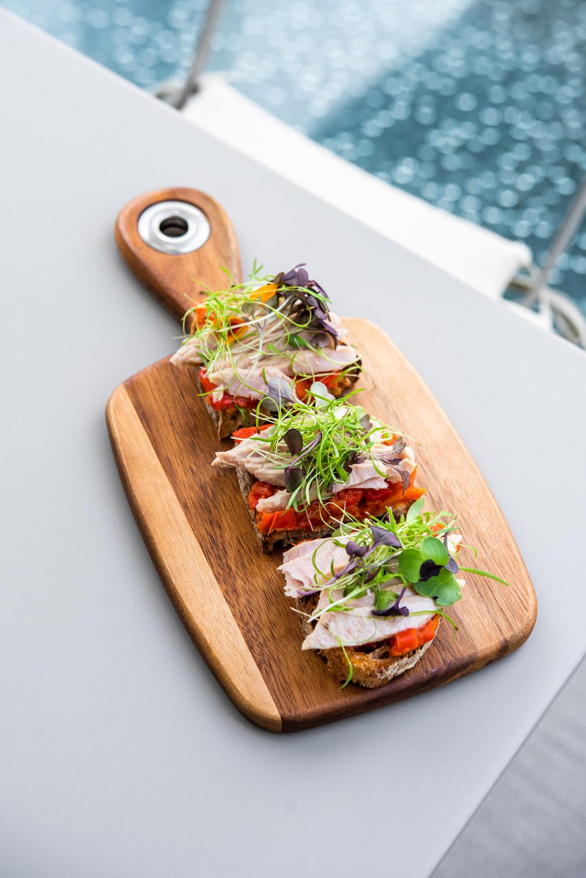 Tosta de ventresca de bonito sobre tomate y pimiento-Tosta de ventresca de bonito sobre tomate y pimiento 21